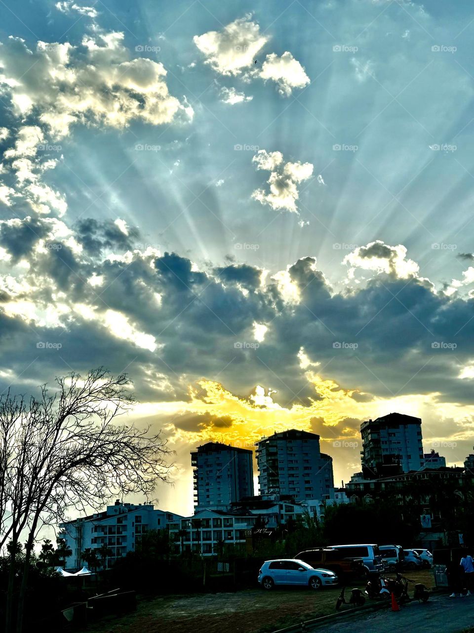Невероятно красивое небо над городом 