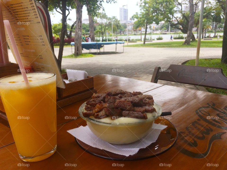 A typical northeastern food sold in a tourist spot in João Pessoa PB-BR. Purê de aipim com carne do sol, prato típico nordestino, que fica ainda mais gostoso quando saboreado vendo uma paisagem bonita como a Lagoa Solon de Lucena em João Pessoa/PB-BR