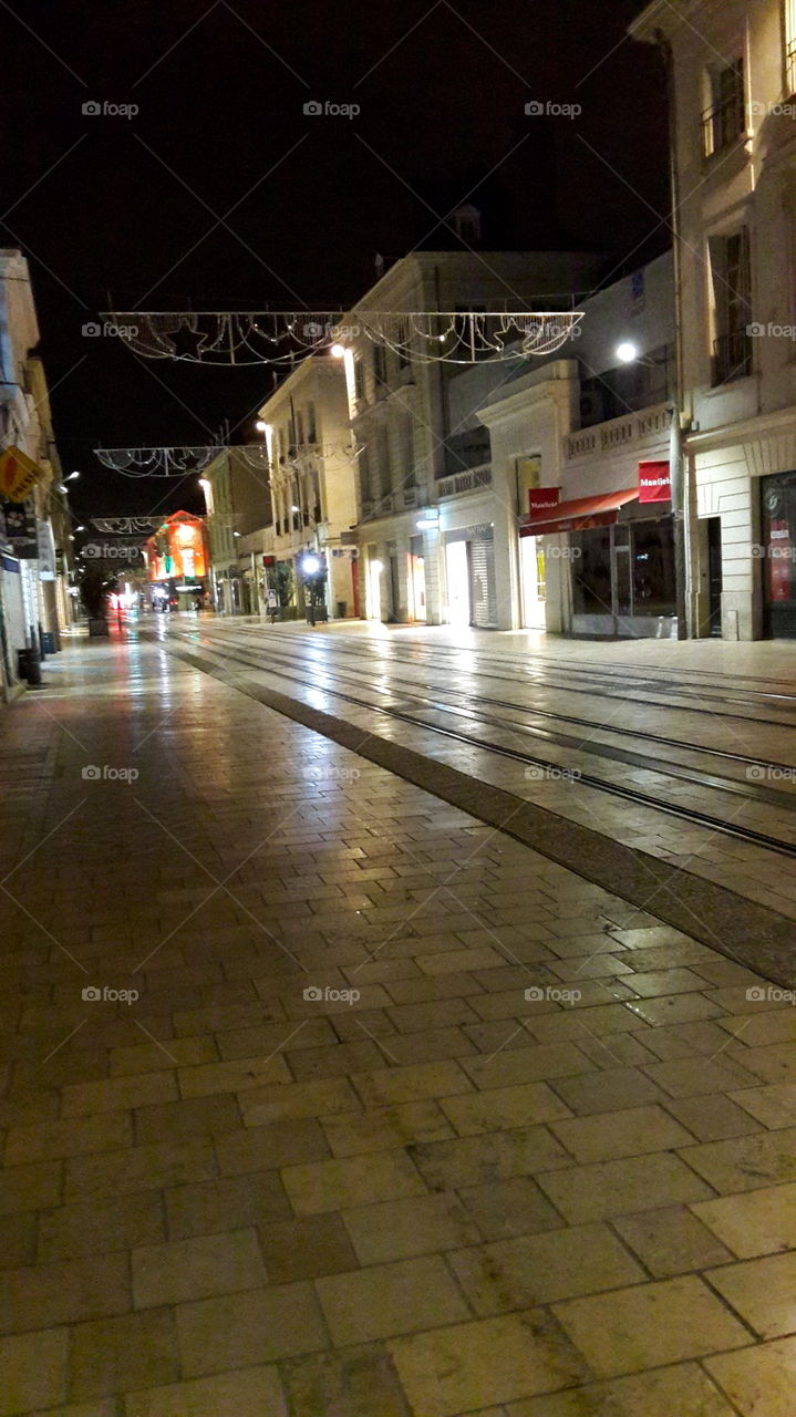 Rue déserte  en centre ville by night