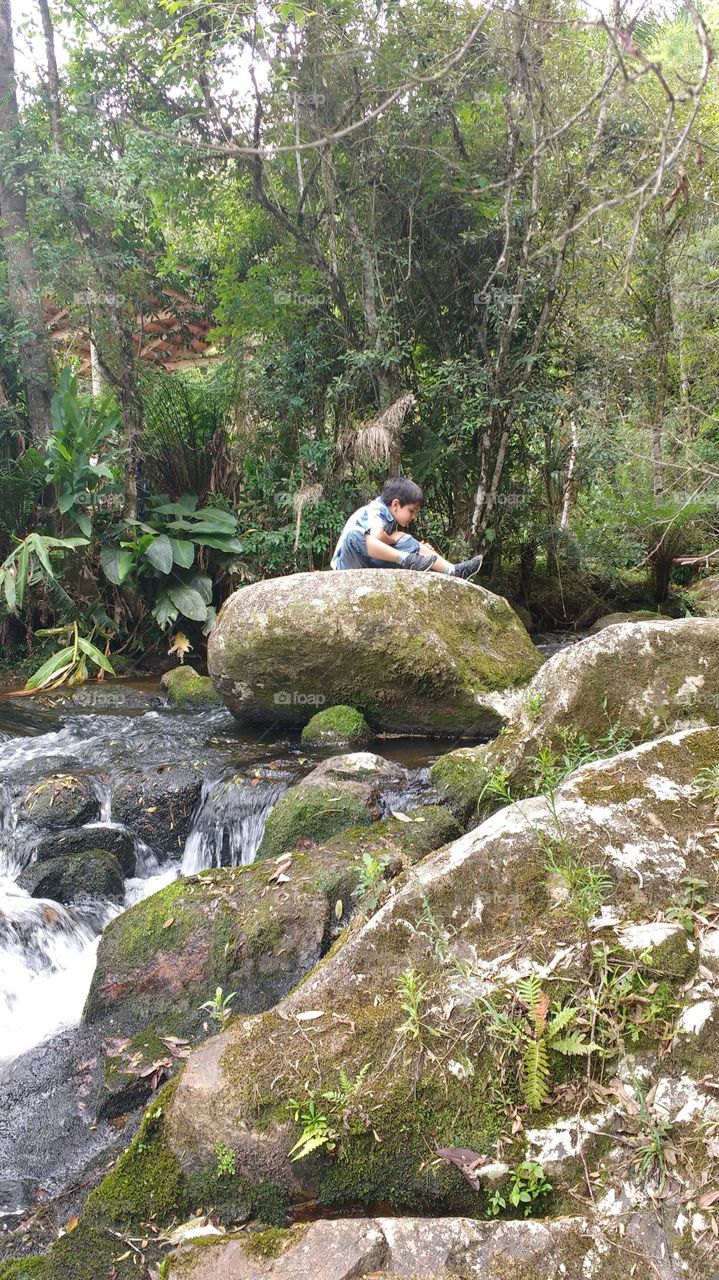 menino na pedra em São Bonifácio, SC