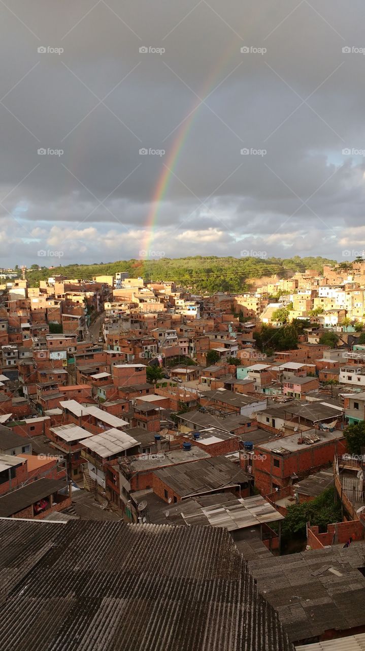 Arco-íris de encontro a favela