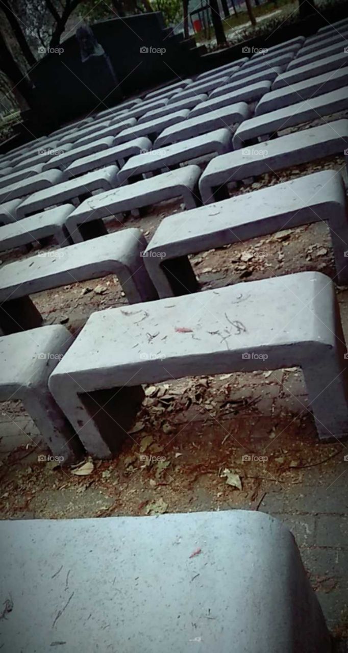 los lugares para descansar en un parque.