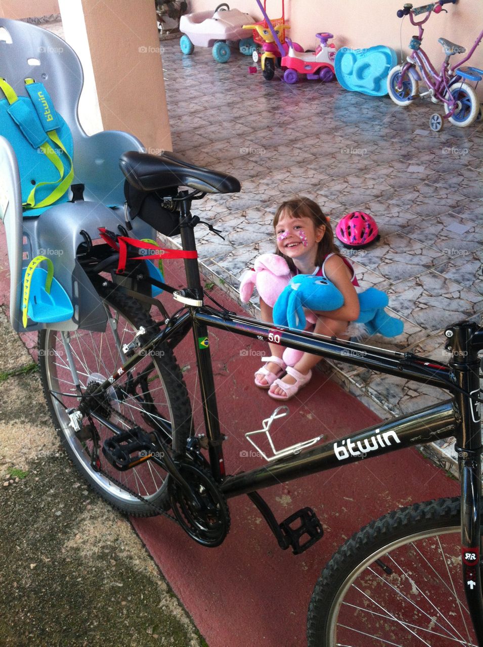 Um dia feliz: fomos passear de bicicleta e todo mundo se divertiu. Olhe só o sorriso!