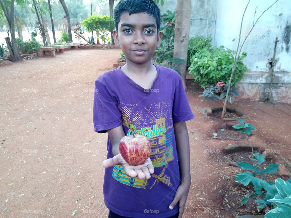 logesh boy with apple