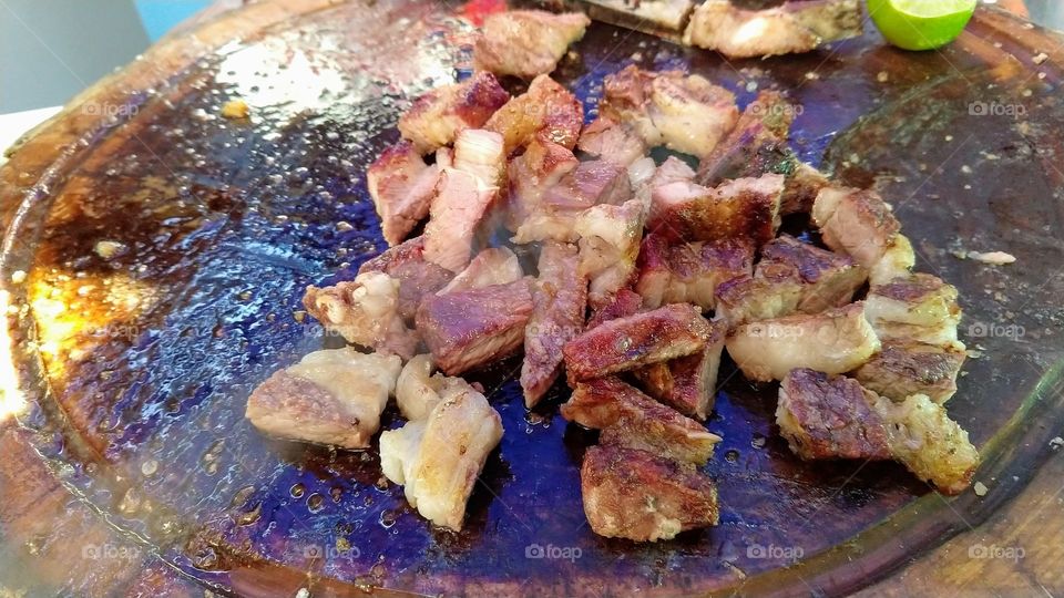 Carne em churrasco.