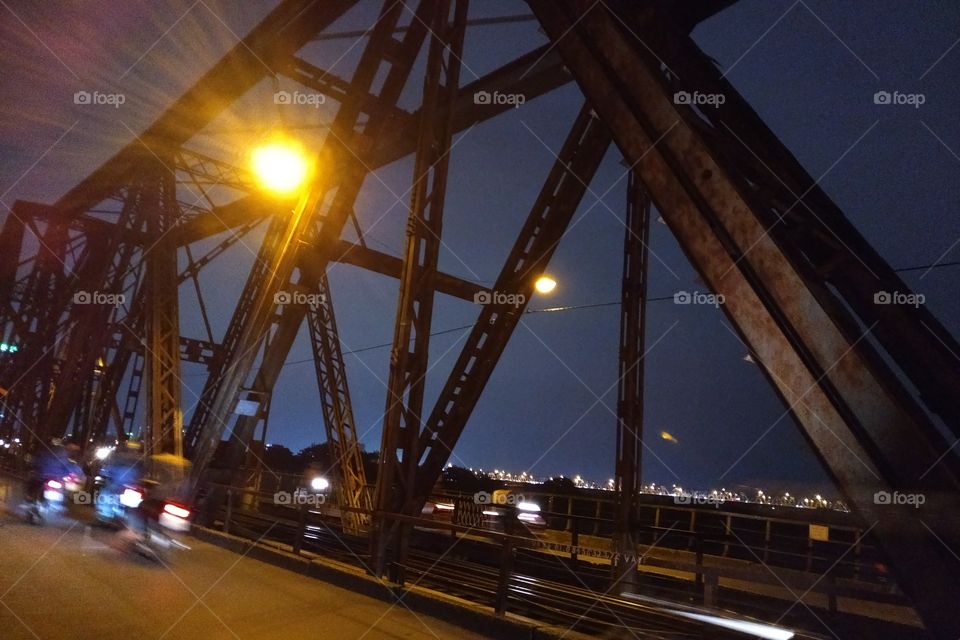 Long Bien Bridge
cầu Long Biên - Hà Nội được thiết kế bởi nhà thiết kế toà tháp nổi tiếng ở Pháp.
Ánh sáng lung linh vào buổi tối trên cầu.