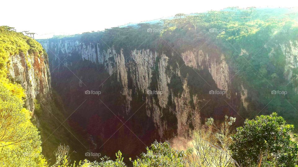 Canyons situados nos Estado do Rio Grande do Sul e Santa Catarina, Brasil.
São 2 Canyons que fazem a separação (divisa) dos dois Estados.
Então situados no parque Nacional Aparados da Serra.
Ar puro, Natureza e paz.
Local mágico e deslumbrante!