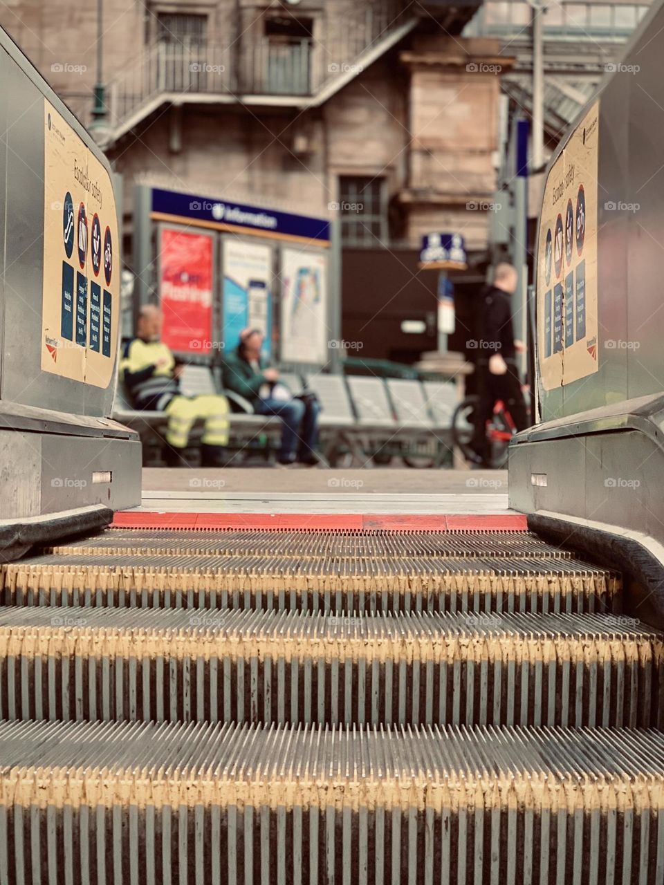 Lifting ladder with steps