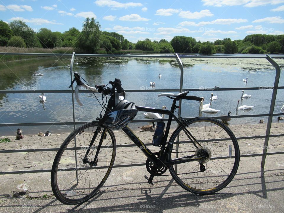 Bike by the lake 🚲