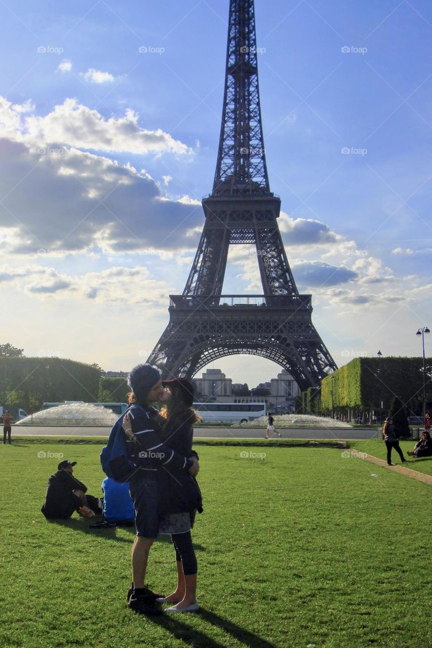 Kiss in front of La Tour Eiffel