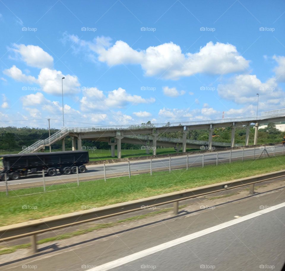 Pontes ou passarelas de pedestres. São construções, que permitem a passagem de pedestres, automóveis ou comboios, sobre obstáculos ou a pontos não acessíveis separados por rios, estradas, vales e, rodovias