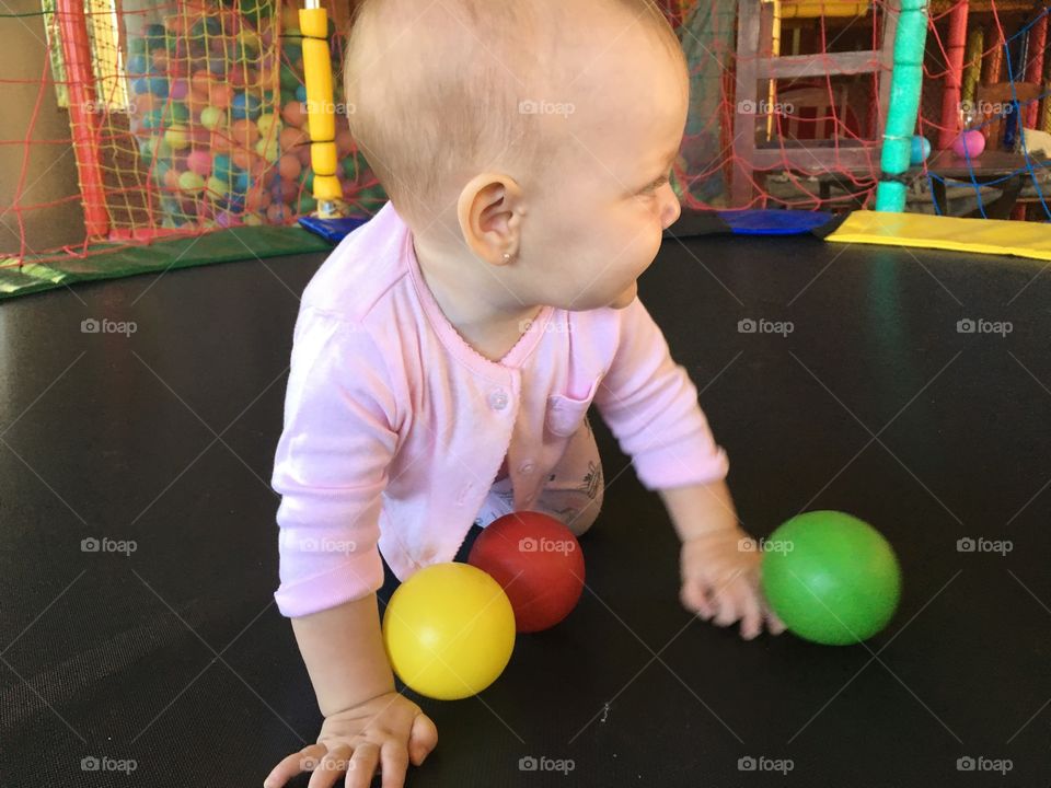 ‪Oh-oh!‬
‪“Não sei para que lado vou, mas só sei que vou me divertir”, disse ela em bom ‘neninês’.‬
‪💛❤️💜‬
‪#PaiDeMenina‬
‪#Carinho #Baby #PulaPula‬