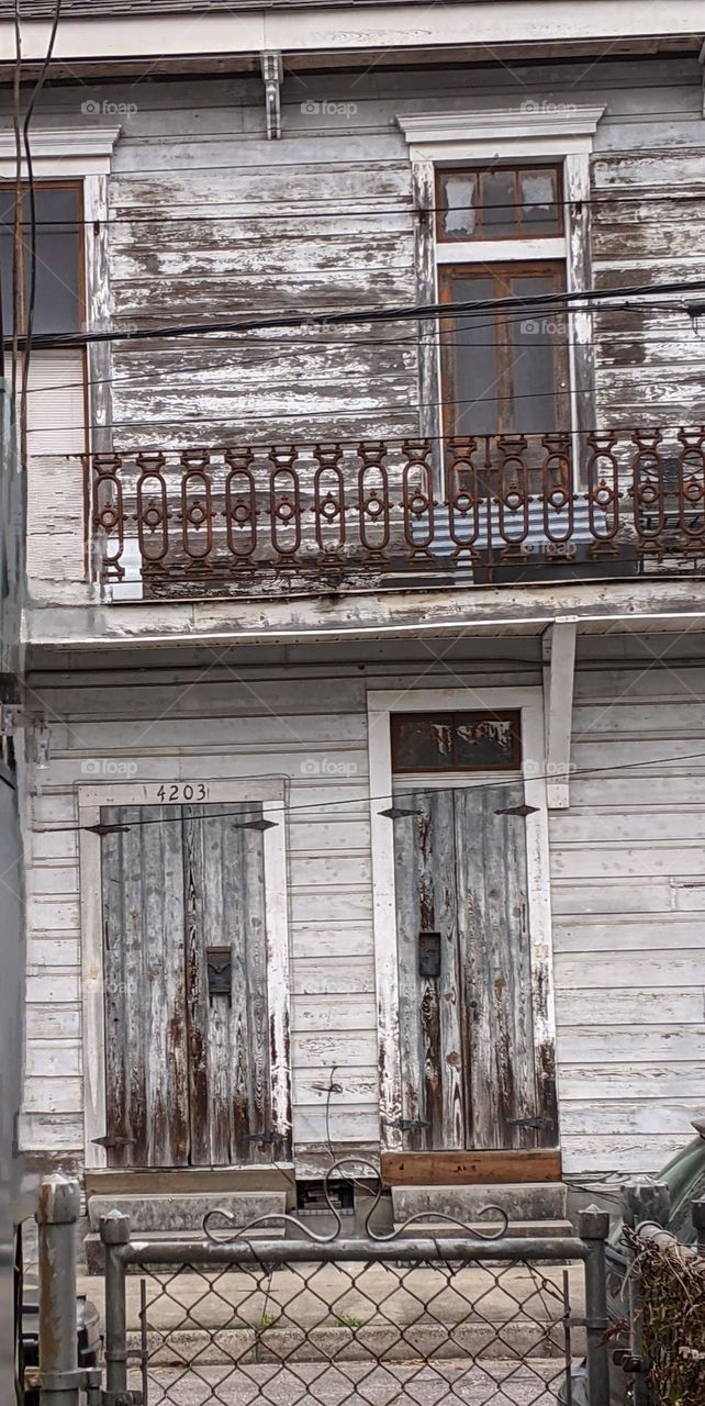 moody gray distressed building in new orleans