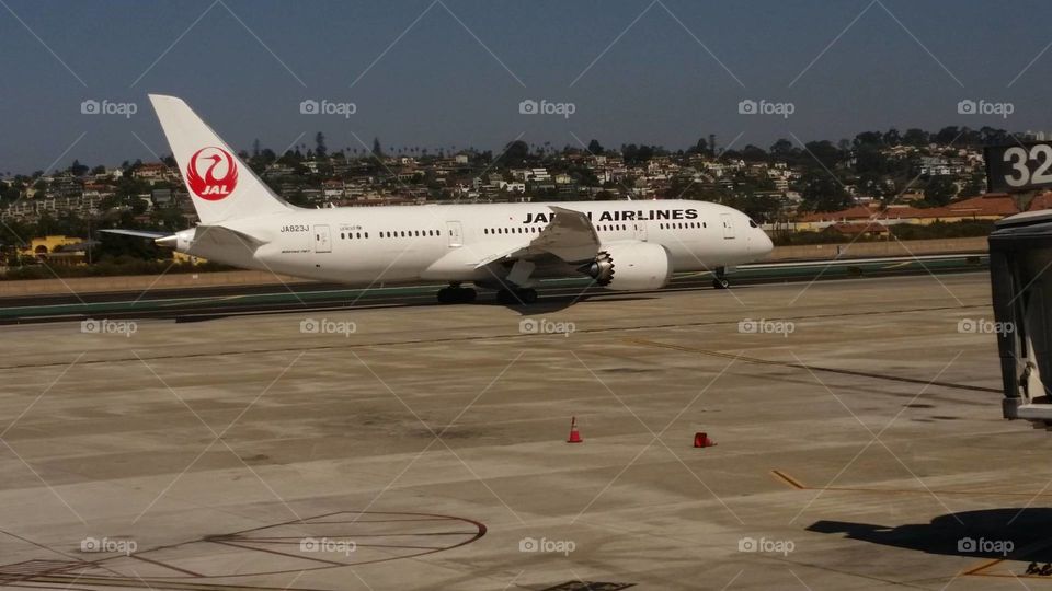 Japan airlines taxi out runway 27 at SAN