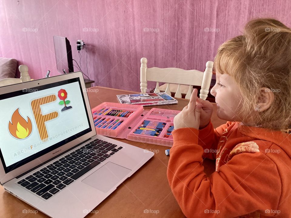 Teaching children the letters of the alphabet is very important. And with MacBook functions, the task is very easy! / Ensinar as crianças as letras do alfabeto é muito importante. E com as funções do MacBook, a tarefa fica muito fácil!