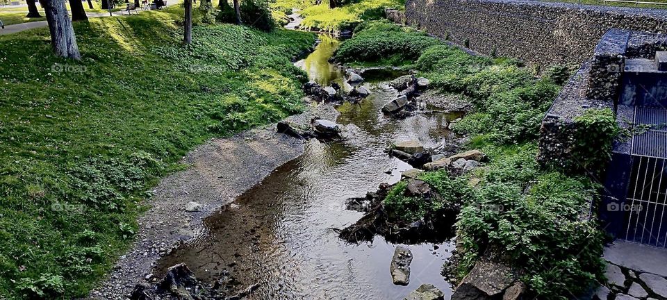 The „Allachbach“ is a small stream in „Straubing“, „Bavaria“, Germany. It just recently got its freedom to meander freely back as compared to the artificially made river bed it was forced to reside in previously. 2023. Hypnotic Productions