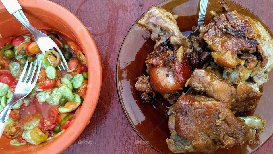 Maxixe, tomatinho azedo, e carne de porco.