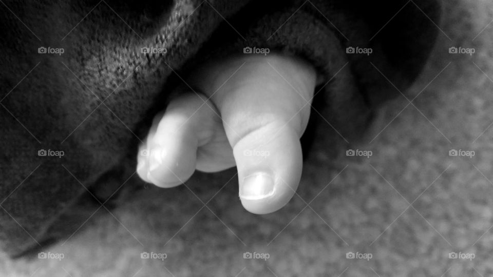 baby toes in black and white