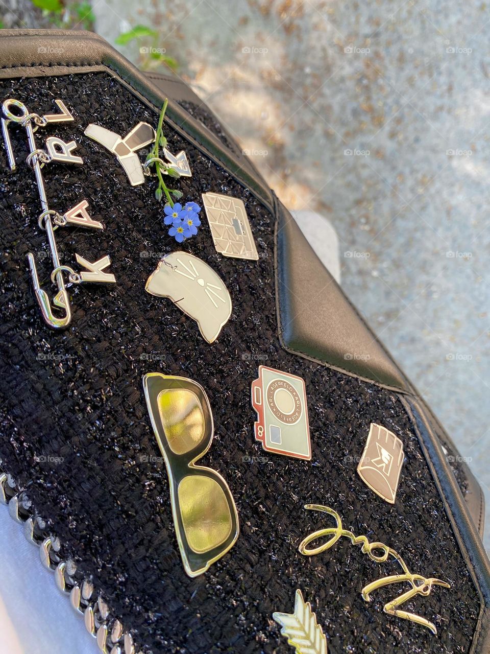 a beautiful sunny day with my favorite bag, even when I add a small flower, there is no better combination