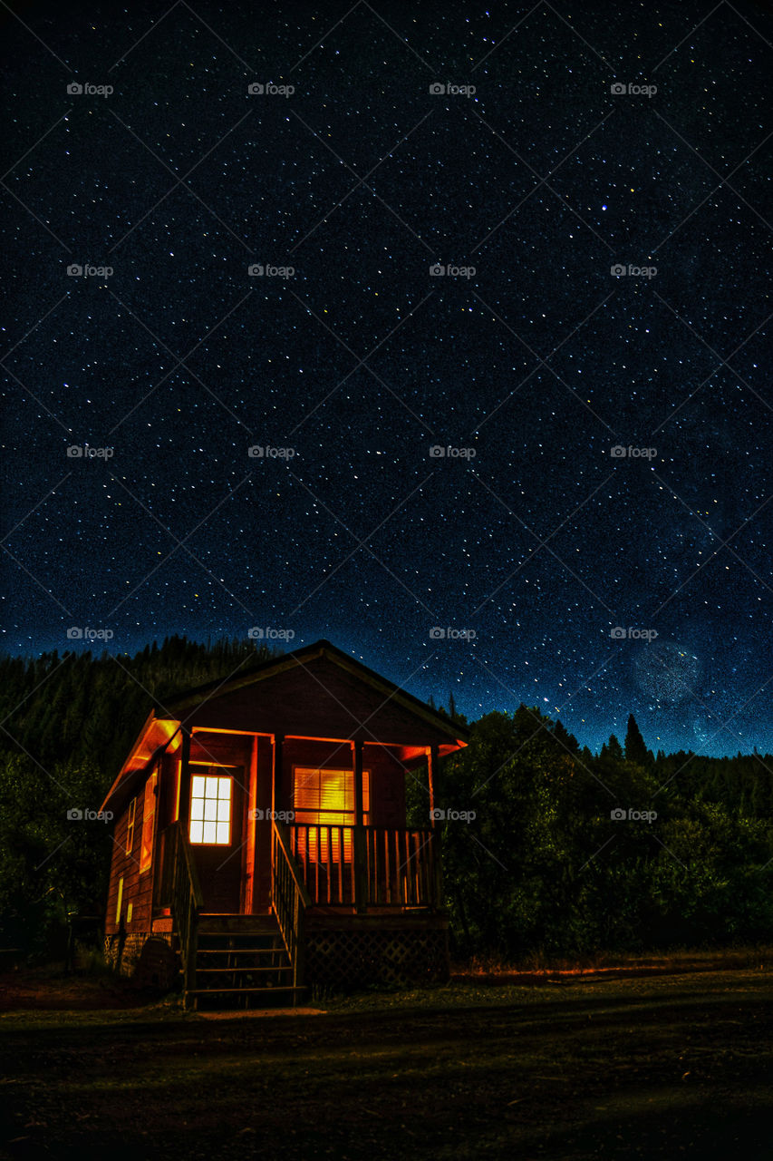 Wunderschöne Hütte unter faszinierendem Sternenhimmel