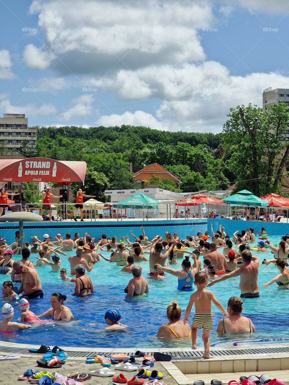 the crowds of people in the pool