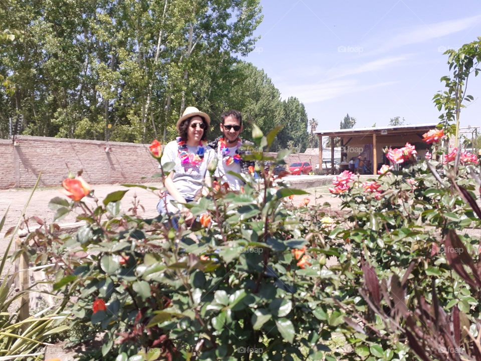 pareja entre flores