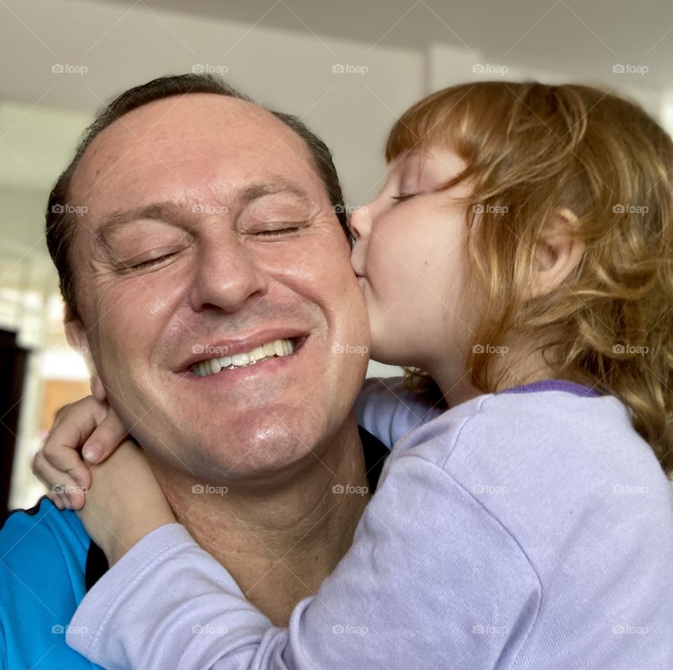 What a tender kiss I got ... and isn't it that you captured such a sweet moment in the photo? / Que beijo tão carinhoso que ganhei... e não é que captaram um instante tão doce na foto?