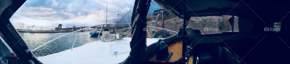 „Newtown Creek“ is revealing itself through the window of the „Salvation“, a 28 feet cabin cruiser. This photograph shows a panoramic view through a special lens. 2019 Hypnotic Productions