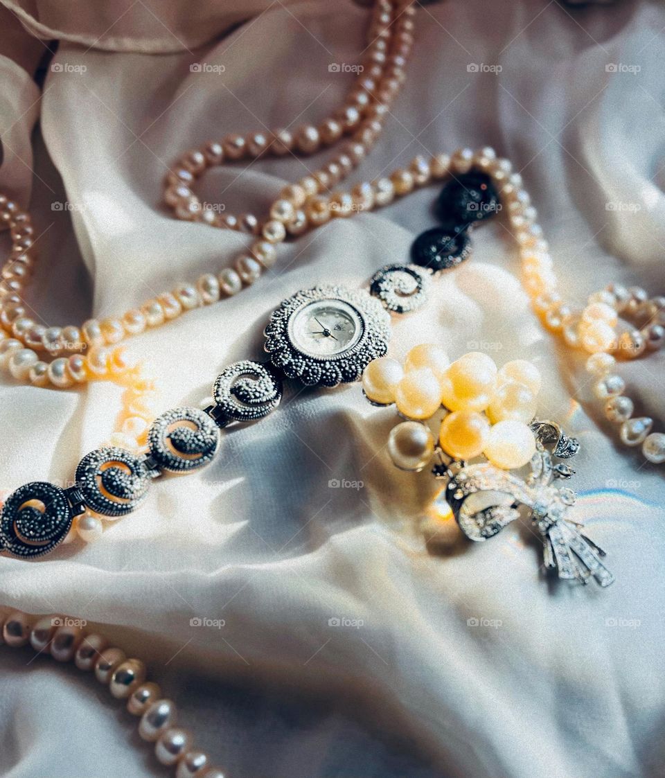 Jewellery watch pearls