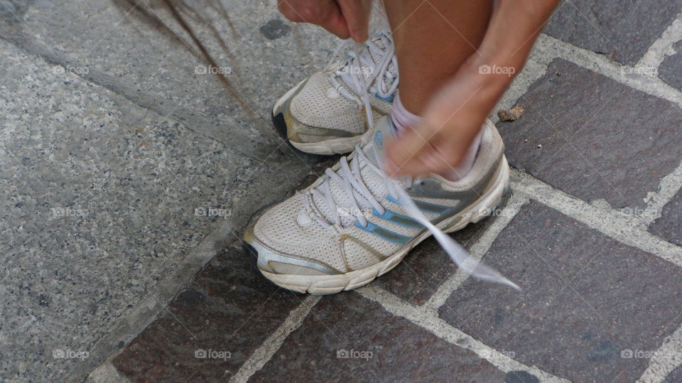 Atando los cordones de las zapatillas