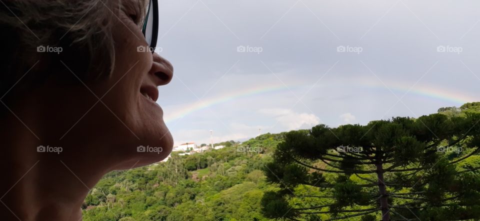 A tarde que finda me reserva uma surpresa,  o esplendor do arco-íris!