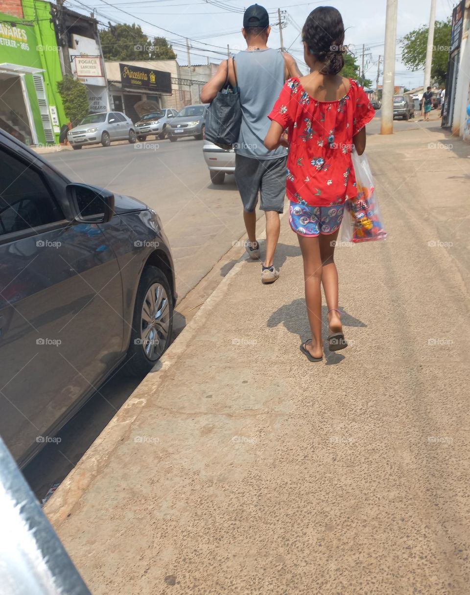 Os movimentos  dos pés é um feito biomecânica notável, que nos permite caminhar, correr e realizar várias  atividades. A fase do balanço se inicia, quando um dos pés deixa o chão...