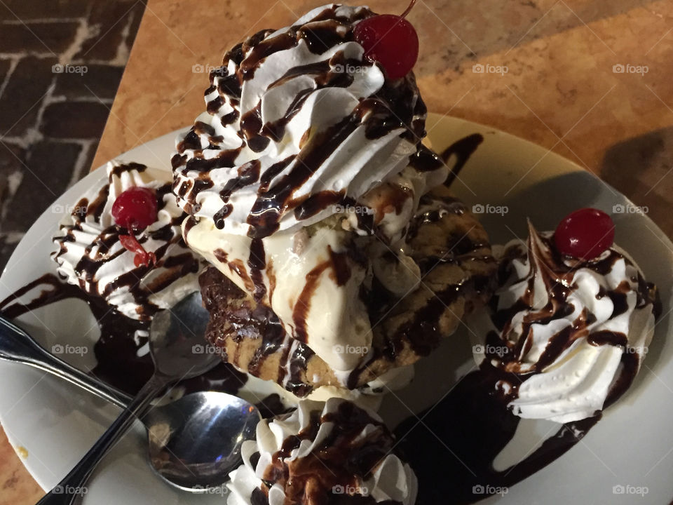 Brownie ice cream sundae