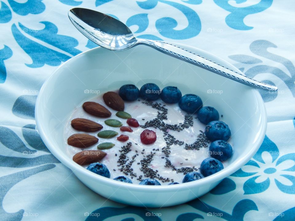 A tropical fruit smoothie bowl