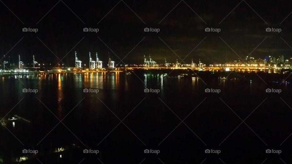 Pirtof Miami under lights