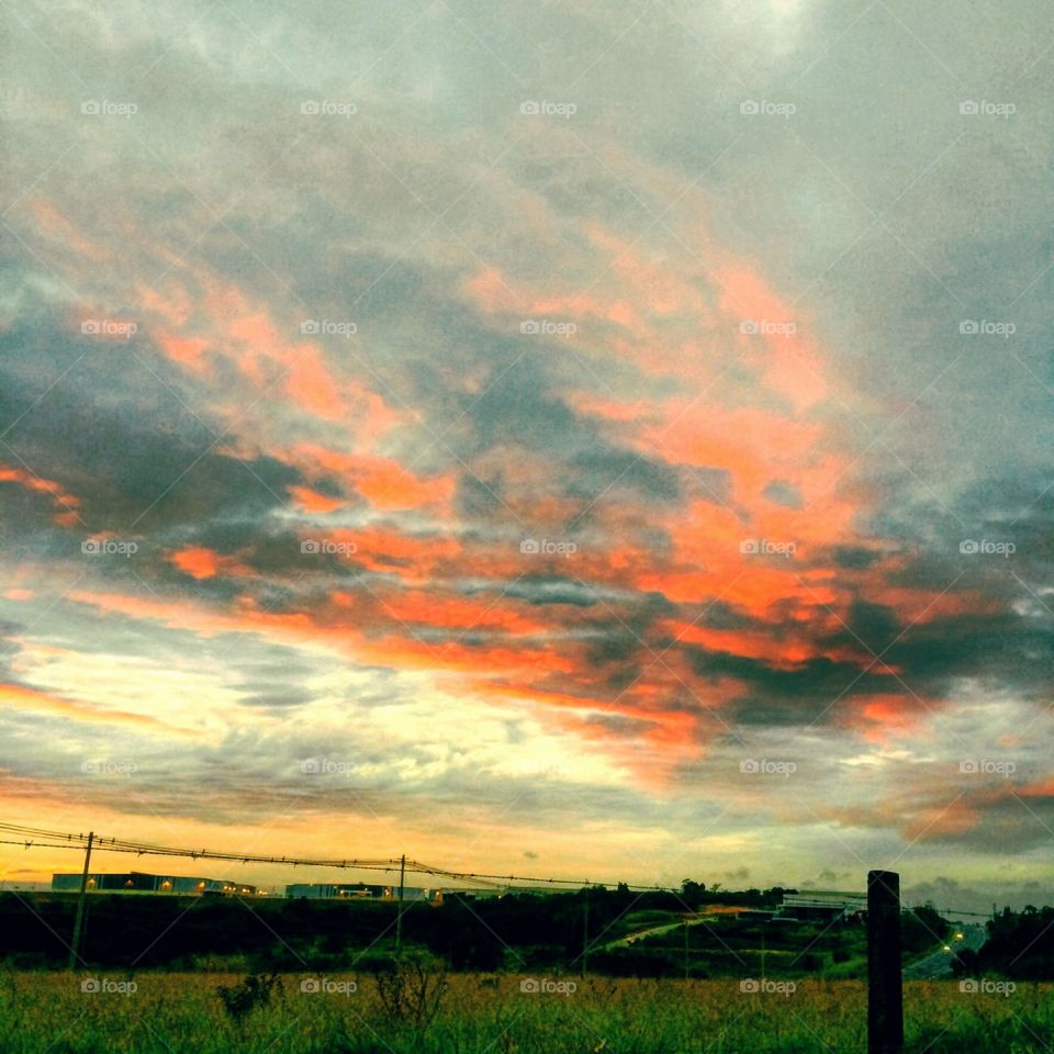 Que céu é esse no qual as nuvens são tão coloridas? Viva a natureza e suas formas tão belas!