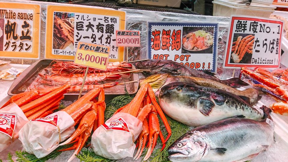 Many kind of fresh seafood.such as king crab legs and fish.