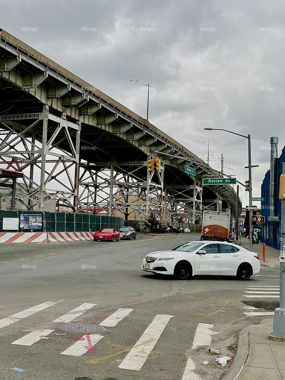 This is the intersection of „Borden Avenue“ at „Dutch Kills“ and „Review Avenue“. The „Brooklyn Queens Expressway“ overpass can be seen across the street with its impressive interwoven support structures. 2023. Hypnotic Productions