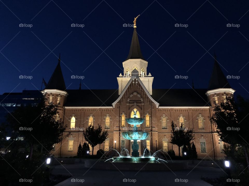 the Provo City Center LDS Temple is breathtaking when lit up at nighttime // Provo, UT