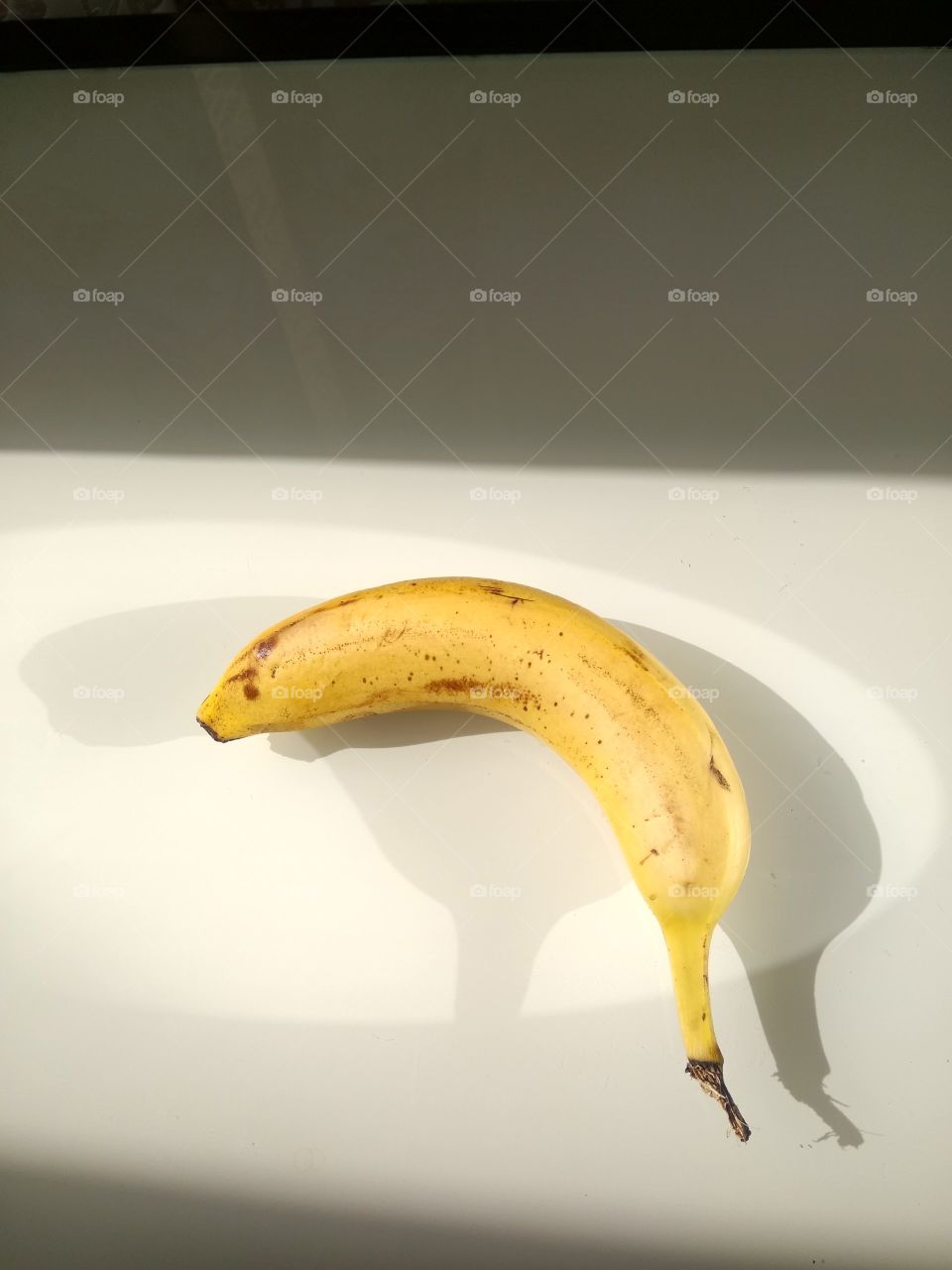 Банан и двойная тень. Фрукт один а тени две.
Banana and double shadow. One fruit and two shadows.