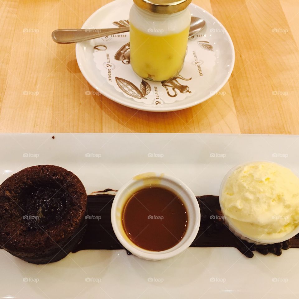 I have sweet tooth and what a beautiful way to show it by picturing a meringue pie and a chocolate fondant with salted caramel made by my favorite chef, my mom. 