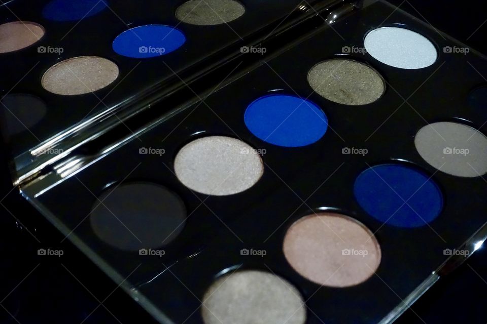 Colourful eyeshadow in black palette.
