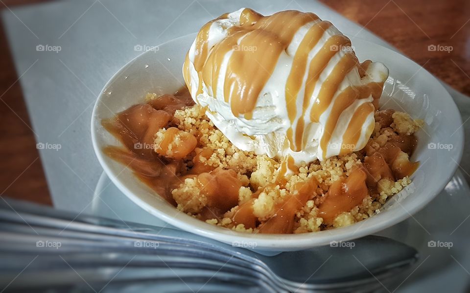 apple crumble with vanilla ice cream and