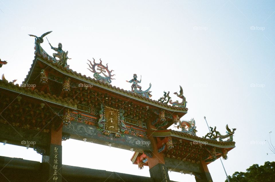 近天之處，劍舞。#フィルム There’re two #swordsmen dancing on #arch of #temple #Taiwan #filmphotography #KodakUltramax400 #Konica現場監督35WB #traveltheworld