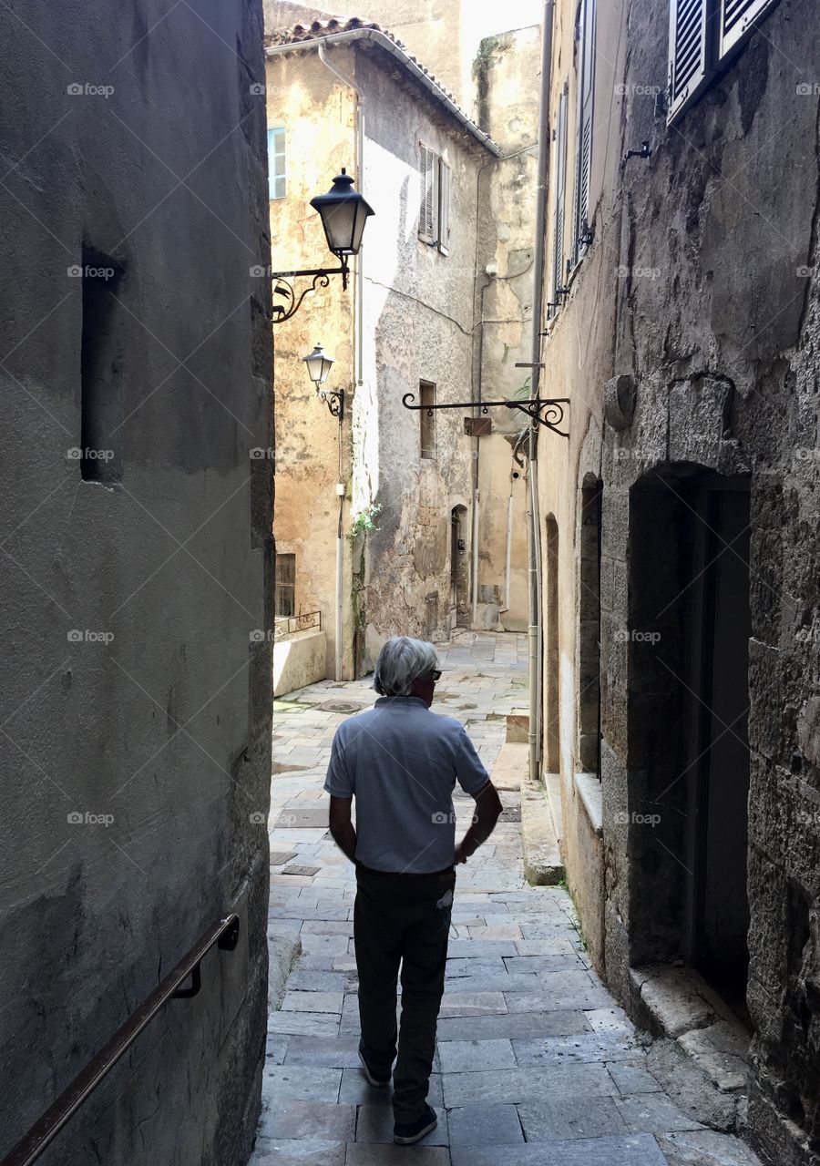 walk in the narrow streets of Grasse city