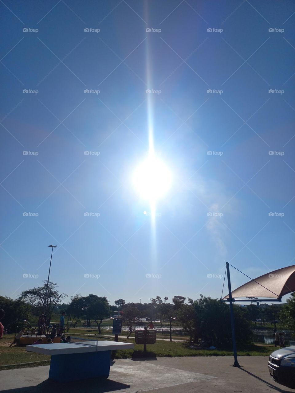 O Sol é  uma  estrela do tipo anã amarela , localizada na Via Láctea. É a única estrela do Sistema Solar, conjunto de corpos celestes ( planetas, planetas-anões, asteroides, cometas, meteoritos) que giram em torno do Sol.