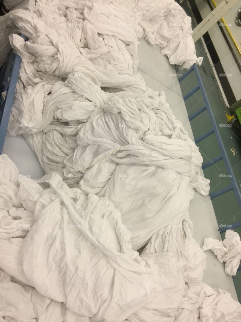 Sábanas enredadas en una lavandería 