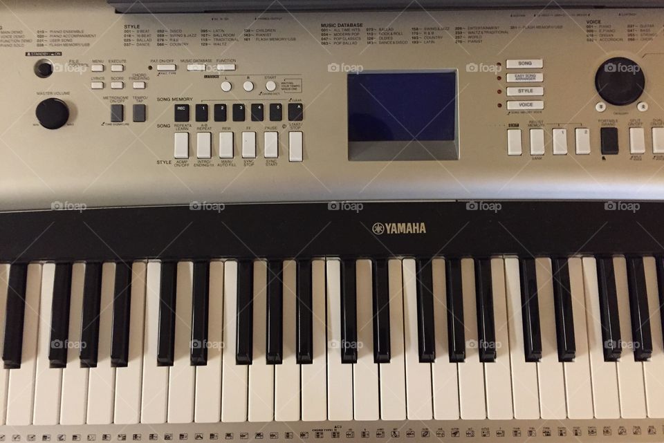 Yamaha keyboard with keys and controls displayed.