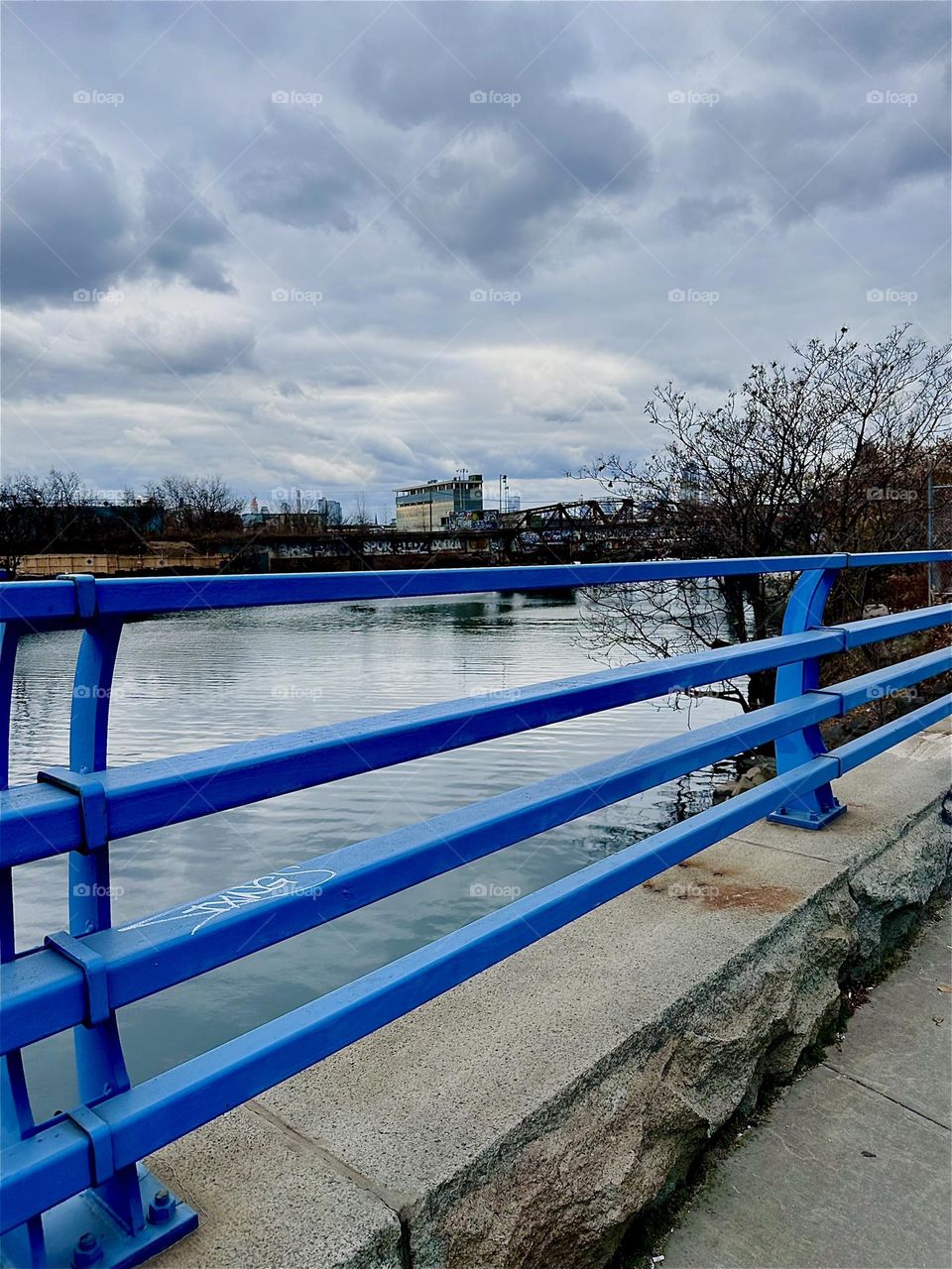 This is the „Borden Avenue Bridge“ at „Dutch Kills“ in LIC, Queens. Across the water we can see an old railroad bridge. 2023. Hypnotic Productions