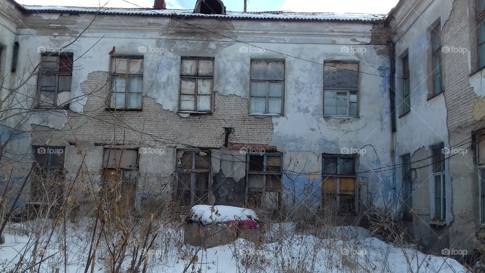 Россия самая богатая страна в Мире. А в этом доме живут люди. Зимой морозы могут достигать до -40 градусов мороза. Это не жизнь, а выживание. # другаясторонаРоссии#КтобылтольковМоскветотнепоймет